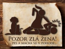 Slovenská Vtipná cedulka - Pozor zlá žena! Pes a mačka sú pohode